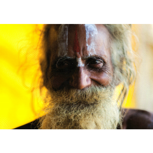 Postkarte - Lachender Yogi auf der Kumbh Mela